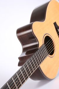 Auden Guitars Chester 000 Spruce Cutaway angle