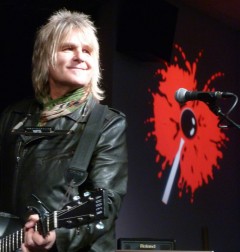 Auden guitars owner mike peters